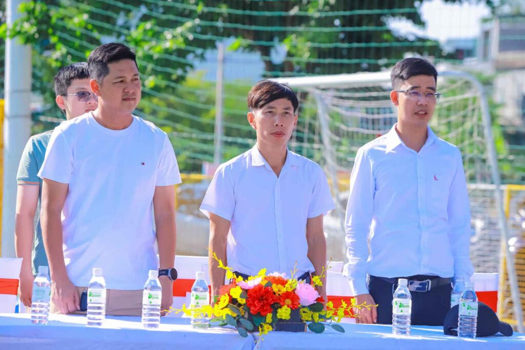 Ông Lê Đức Tú đại diện công ty HTA Group tham gia khai mạc giải bóng đá tứ hùng